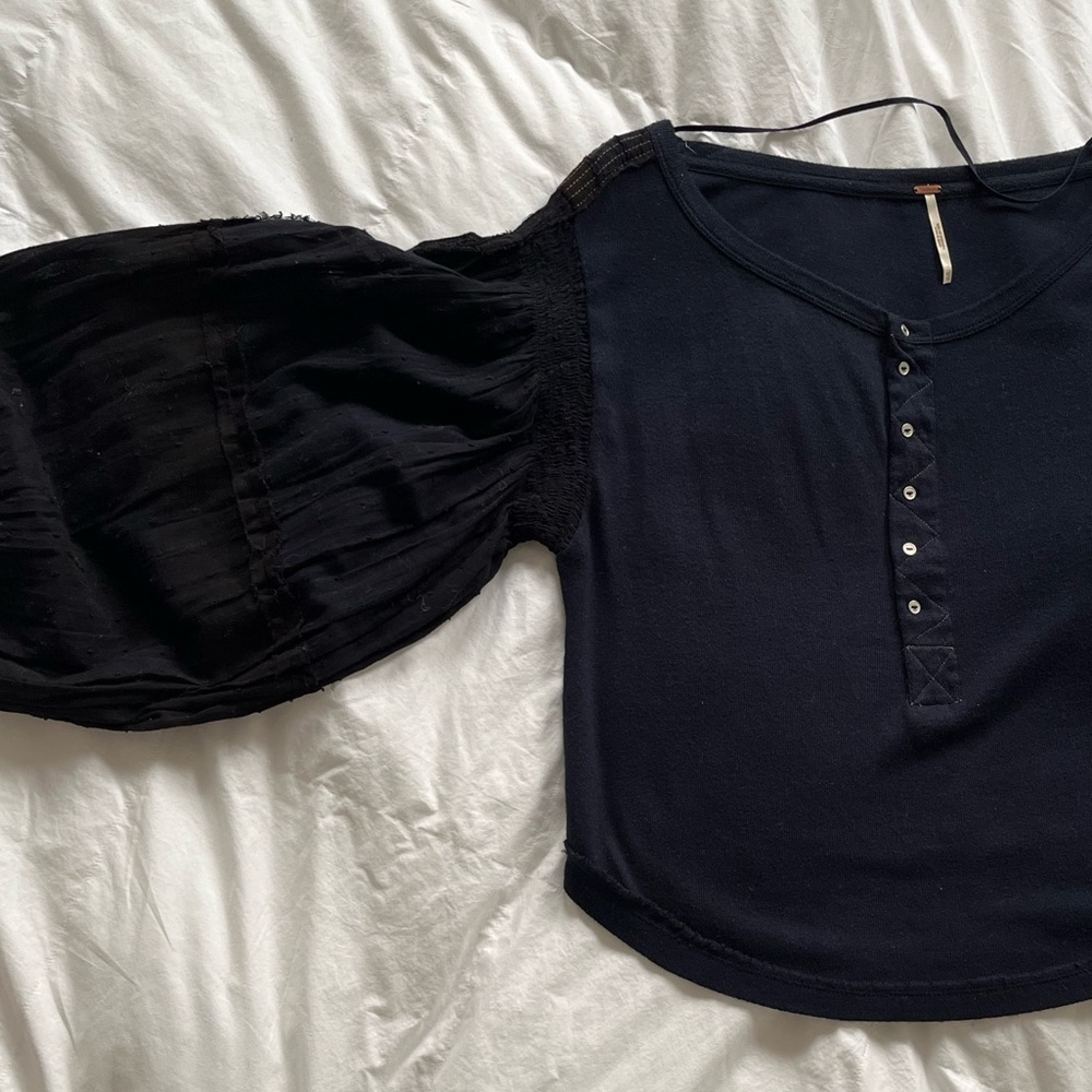 Free People never worn no tags beautiful navy and black bubble sleeve top. XS